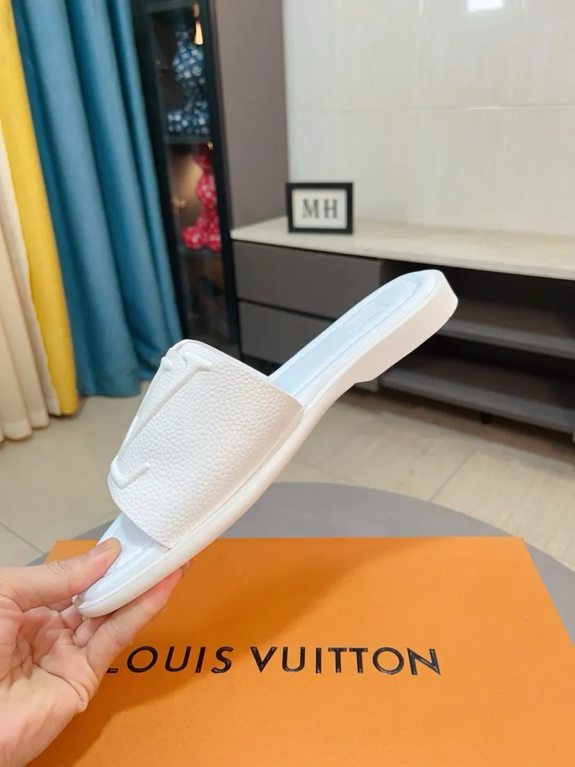 Men's shoes 💰300🌸🌸LV Ordinary men's spring and summer slippers, uppers imported from Italy, cowhide fabric, logo graphics, high-quality craftsmanship, soles: original soles specially provided by the original factory, exclusive movable molded soles super comfortable, original factory single goods, 🔍🔍high quality, you can enter and exit the counter at will, welcome to compare, size 38-45